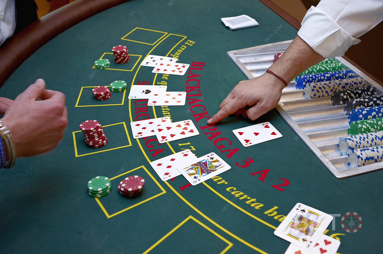 Los límites de las apuestas y las reglas para cuando el crupier se planta son los mismos en el blackjack online en vivo.