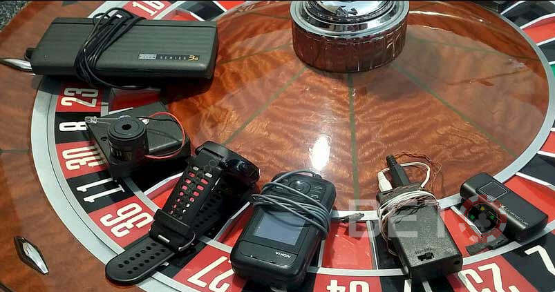 Una colección de dispositivos ilegales para hacer trampas en la ruleta de Las Vegas.