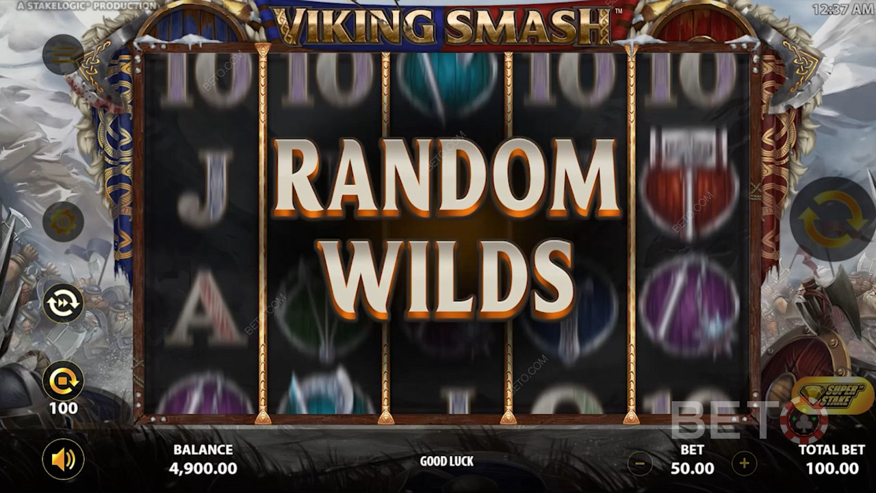 Mientras juegas con una Super Stake activa, busca los Random Wilds para obtener mayores ganancias