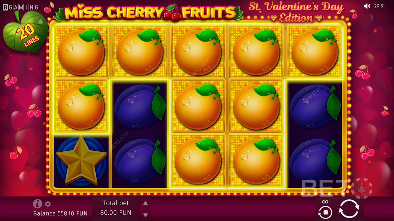 Un montón de símbolos de naranja en la tragaperras Miss Cherry Fruits